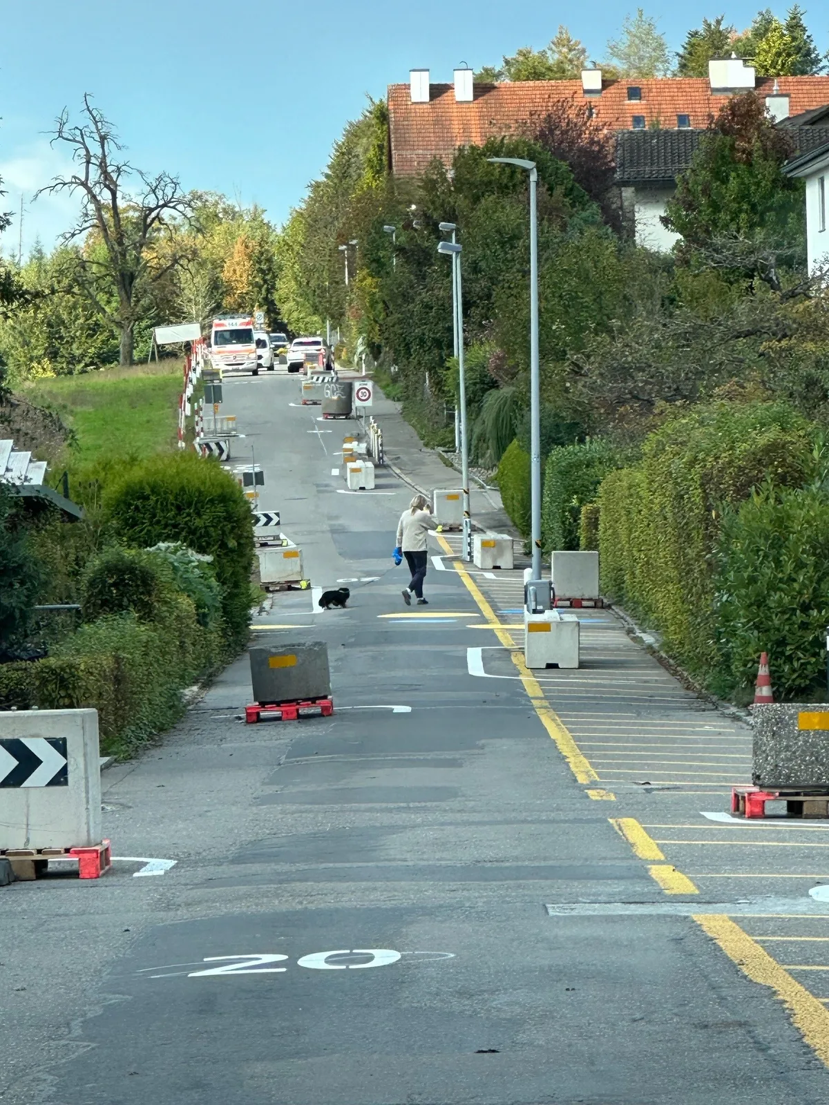 Viele Hindernisse wie Betonelemente wurden während der Testphase auf der Langweidstrasse platziert. Man sieht die vielen Hindernisse auf der Langweidstrasse im Rahmen der neuen Testphase.